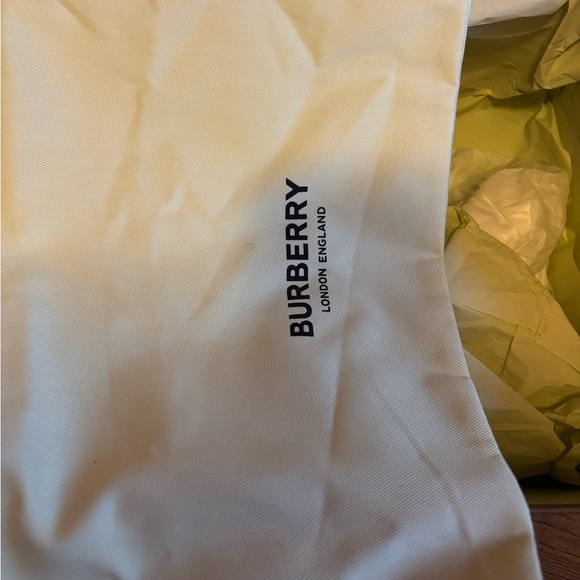 SLIGHTLY WORN Burberry Logo Graphic Rubber Slide🌸👛 - Picture 6 of 7